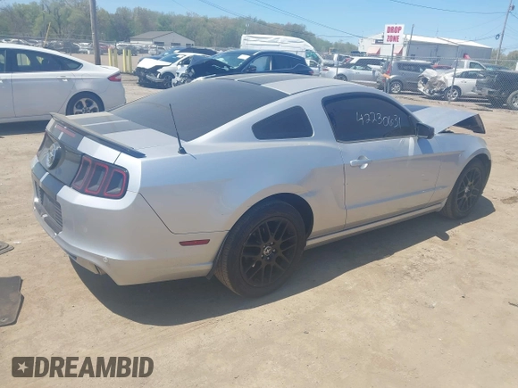 2014 Ford Mustang V6 z VIN 1ZVBP8AM4E5202464, wystawiony jako IAAI lot #42230631 z przebiegiem 171 523 mil mil oraz . Historia ofert i sprzedaży dostępna na DreamBid. Obrazek 4.