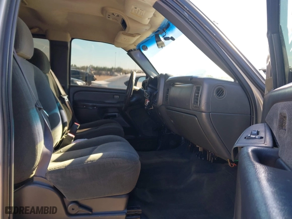 2004 Chevrolet Silverado 1500 Work Truck with VIN 2GCEC19V841321618, listed as a IAAI auction lot 41007828 with 208,620 mi miles. Bid and sale history available at carsss.com. Image 5.