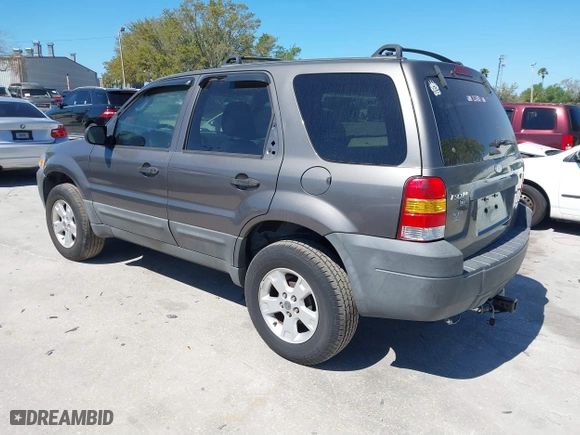 2005 Ford Escape XLT with VIN 1FMYU03175KD53760, listed as a IAAI auction lot 41755984 with 158,704 mi miles. Bid and sale history available at carsss.com. Image 3.