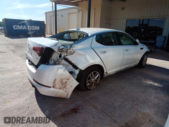 2013 Kia Optima LX z VIN KNAGM4A76D5372356, wystawiony jako Copart lot #57652125 z przebiegiem Nie podano mil oraz Szkoda całkowita • Salvage title. Historia ofert i sprzedaży dostępna na DreamBid. Obrazek 3.
