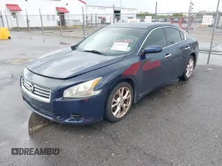 2014 Nissan Maxima SV z VIN 1N4AA5AP9EC479007, wystawiony jako IAAI lot #42537879 z przebiegiem 139 787 mil mil oraz . Historia ofert i sprzedaży dostępna na DreamBid. Obrazek 2.