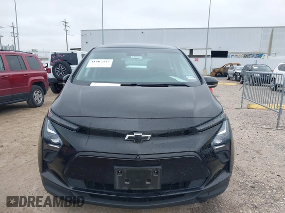 2023 Chevrolet Bolt EV 2LT z VIN 1G1FX6S02P4143467, wystawiony jako IAAI lot #41607322 z przebiegiem 95 398 mil mil oraz . Historia ofert i sprzedaży dostępna na DreamBid. Obrazek 6.