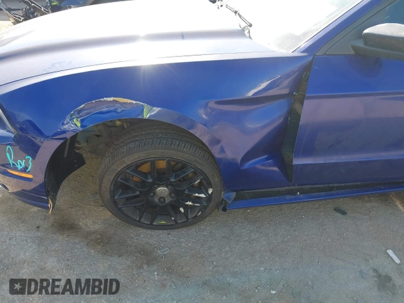 2014 Ford Mustang V6 z VIN 1ZVBP8AM2E5262050, wystawiony jako IAAI lot #42600638 z przebiegiem 208 708 mil mil oraz . Historia ofert i sprzedaży dostępna na DreamBid. Obrazek 17.