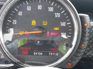 2017 MINI Convertible Cooper S z VIN WMWWG9C36H3C81439, wystawiony jako IAAI lot #41480915 z przebiegiem 64 104 mil mil oraz . Historia ofert i sprzedaży dostępna na DreamBid. Obrazek 16.