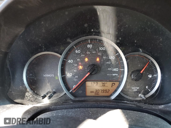 2012 Toyota Yaris L z VIN JTDJTUD36CD501205, wystawiony jako Copart lot #49529145 z przebiegiem 307 992 mil mil oraz Szkoda całkowita • Salvage title. Historia ofert i sprzedaży dostępna na DreamBid. Obrazek 9.