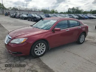 2014 Chrysler 200 Touring z VIN 1C3CCBBG5EN114195, wystawiony jako Copart lot #55720135 z przebiegiem 142 203 mil mil oraz Szkoda całkowita • Salvage title. Historia ofert i sprzedaży dostępna na DreamBid. Obrazek 1.