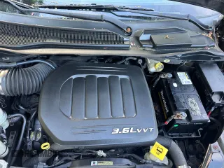 2013 Chrysler Town & Country Touring z VIN 2C4RC1BGXDR577662, wystawiony jako Copart lot #57900485 z przebiegiem 149 361 mil mil oraz Czysty tytuł • Clean title. Historia ofert i sprzedaży dostępna na DreamBid. Obrazek 7.