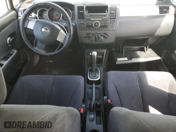 2007 Nissan Versa SL z VIN 3N1BC13E07L387968, wystawiony jako Copart lot #56212805 z przebiegiem 223 651 mil mil oraz Szkoda całkowita • Salvage title. Historia ofert i sprzedaży dostępna na DreamBid. Obrazek 8.