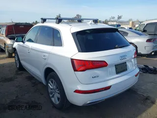 2020 Audi Q5 Premium z VIN WA1ANAFY2L2046974, wystawiony jako IAAI lot #41933942 z przebiegiem 53 911 mil mil oraz . Historia ofert i sprzedaży dostępna na DreamBid. Obrazek 3.