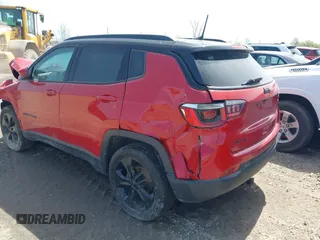 2019 Jeep Compass Altitude z VIN 3C4NJDBB3KT806607, wystawiony jako IAAI lot #41402626 z przebiegiem Nie podano mil oraz . Historia ofert i sprzedaży dostępna na DreamBid. Obrazek 3.