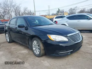 2013 Chrysler 200 Touring z VIN 1C3CCBBB5DN699931, wystawiony jako IAAI lot #42023004 z przebiegiem 62 737 mil mil oraz . Historia ofert i sprzedaży dostępna na DreamBid. Obrazek 1.