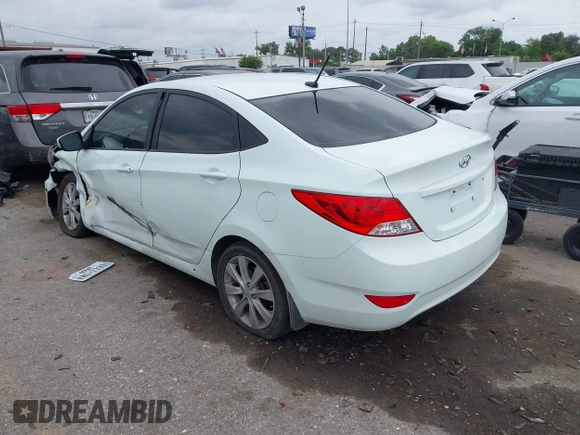 2013 Hyundai Accent GLS z VIN KMHCU4AE8DU275645, wystawiony jako IAAI lot #42139737 z przebiegiem 85 031 mil mil oraz . Historia ofert i sprzedaży dostępna na DreamBid. Obrazek 3.