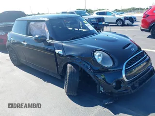 2020 MINI Hardtop Cooper S z VIN WMWXR5C04L2M82197, wystawiony jako IAAI lot #42267324 z przebiegiem 44 956 mil mil oraz . Historia ofert i sprzedaży dostępna na DreamBid. Obrazek 1.