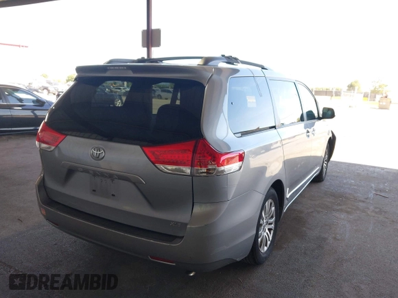 2013 Toyota Sienna XLE AAS z VIN 5TDYK3DC9DS305552, wystawiony jako IAAI lot #42386940 z przebiegiem 64 823 mil mil oraz . Historia ofert i sprzedaży dostępna na DreamBid. Obrazek 4.