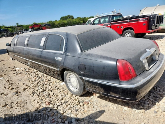 2002 Lincoln Town Car Executive with VIN 1L1FM81W02Y635348, listed as a Copart auction lot 61639325 with 88,597 mi miles and Clean title. Bid and sale history available at DreamBid. Image 2.