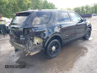 2018 Ford Police Interceptor Utility z VIN 1FM5K8AR4JGB93026, wystawiony jako IAAI lot #41975110 z przebiegiem 104 386 mil mil oraz . Historia ofert i sprzedaży dostępna na DreamBid. Obrazek 4.