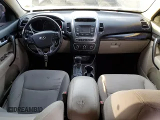 2015 Kia Sorento LX с VIN 5XYKTCA63FG585261, выставлен на аукционе Copart как лот 84011454 с пробегом 148 135 миль миль и Списание • Salvage title. История ставок и продаж доступна на DreamBid. Изображение 8.