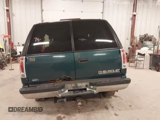 1998 Chevrolet Tahoe z VIN 1GNEK13R7WJ379752, wystawiony jako IAAI lot #42026616 z przebiegiem 270 881 mil mil oraz . Historia ofert i sprzedaży dostępna na DreamBid. Obrazek 16.