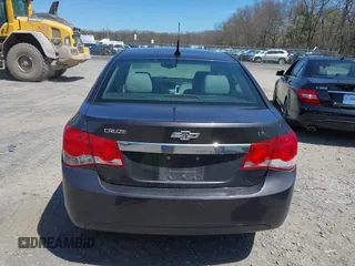 2014 Chevrolet Cruze 1LT z VIN 1G1PC5SB7E7352808, wystawiony jako IAAI lot #42143880 z przebiegiem 111 865 mil mil oraz . Historia ofert i sprzedaży dostępna na DreamBid. Obrazek 16.