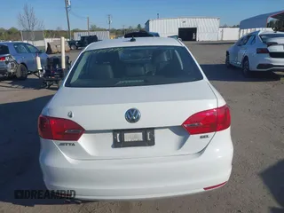 2014 Volkswagen Jetta SEL z VIN 3VWL17AJ8EM336569, wystawiony jako IAAI lot #41975776 z przebiegiem 134 967 mil mil oraz . Historia ofert i sprzedaży dostępna na DreamBid. Obrazek 16.