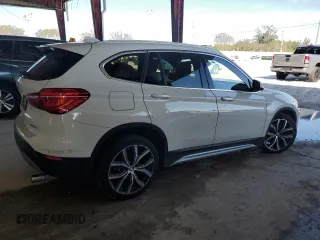 2018 BMW X1 sDrive28i z VIN WBXHU7C34J5L08947, wystawiony jako Copart lot #47344485 z przebiegiem 80 034 mil mil oraz Szkody całkowita. Historia ofert i sprzedaży dostępna na DreamBid. Obrazek 3.