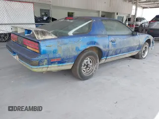1986 Pontiac Firebird z VIN 1G2FS87S0GL252984, wystawiony jako IAAI lot #42342555 z przebiegiem 553 011 mil mil oraz . Historia ofert i sprzedaży dostępna na DreamBid. Obrazek 4.