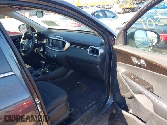 2020 Kia Sorento LX z VIN 5XYPGDA37LG658455, wystawiony jako IAAI lot #42232301 z przebiegiem 43 666 mil mil oraz . Historia ofert i sprzedaży dostępna na DreamBid. Obrazek 5.