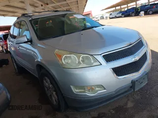 2012 Chevrolet Traverse 1LT z VIN 1GNKRGED5CJ273525, wystawiony jako IAAI lot #42387677 z przebiegiem 189 724 mil mil oraz . Historia ofert i sprzedaży dostępna na DreamBid. Obrazek 1.
