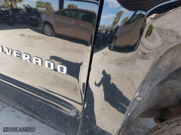 2015 Chevrolet Silverado 1500 LT with VIN 3GCUKREC0FG116998, listed as a IAAI auction lot 41668942 with NaN miles. Bid and sale history available at carsss.com. Image 17.