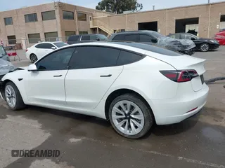 2023 Tesla Model 3 z VIN 5YJ3E1EA5PF383595, wystawiony jako IAAI lot #41965562 z przebiegiem 35 878 mil mil oraz . Historia ofert i sprzedaży dostępna na DreamBid. Obrazek 13.