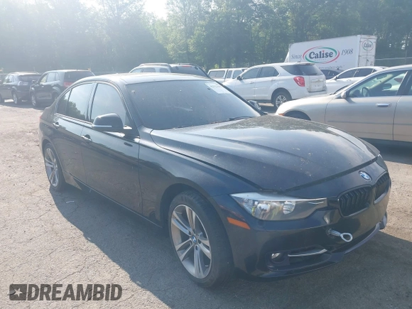 2013 BMW 3 Series 328i xDrive z VIN WBA3B3C53DF538577, wystawiony jako IAAI lot #42521695 z przebiegiem 115 849 mil mil oraz . Historia ofert i sprzedaży dostępna na DreamBid. Obrazek 1.