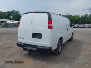 2021 Chevrolet Express Cargo z VIN 1GCWGAFP6M1206374, wystawiony jako IAAI lot #42451400 z przebiegiem 118 252 mil mil oraz . Historia ofert i sprzedaży dostępna na DreamBid. Obrazek 4.