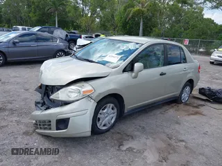 2007 Nissan Versa SL z VIN 3N1BC11E97L410876, wystawiony jako IAAI lot #42266271 z przebiegiem 145 571 mil mil oraz . Historia ofert i sprzedaży dostępna na DreamBid. Obrazek 2.