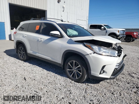 2019 Toyota Highlander SE z VIN 5TDJZRFH5KS570491, wystawiony jako Copart lot #50373435 z przebiegiem Nie podano mil oraz Szkoda całkowita • Salvage title. Historia ofert i sprzedaży dostępna na DreamBid. Obrazek 4.