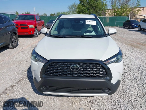 2022 Toyota Corolla Cross LE z VIN 7MUCAAAG3NV012231, wystawiony jako IAAI lot #42022931 z przebiegiem 30 335 mil mil oraz . Historia ofert i sprzedaży dostępna na DreamBid. Obrazek 12.