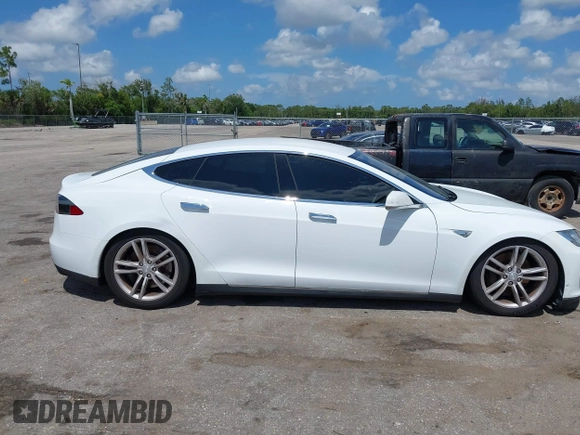 2013 Tesla Model S с VIN 5YJSA1AC8DFP10260, выставлен на аукционе IAAI как лот 42545156 с пробегом 121 329 миль миль и . История ставок и продаж доступна на DreamBid. Изображение 13.