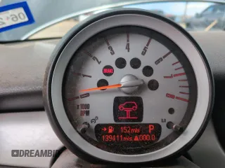 2010 MINI Hardtop z VIN WMWMF3C5XATZ25746, wystawiony jako Copart lot #51662415 z przebiegiem 139 411 mil mil oraz Szkoda całkowita • Salvage title. Historia ofert i sprzedaży dostępna na DreamBid. Obrazek 9.