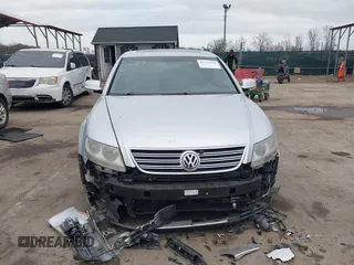 2004 Volkswagen Phaeton V8 z VIN WVWAF63D548007862, wystawiony jako IAAI lot #41721419 z przebiegiem 87 974 mil mil oraz . Historia ofert i sprzedaży dostępna na DreamBid. Obrazek 12.