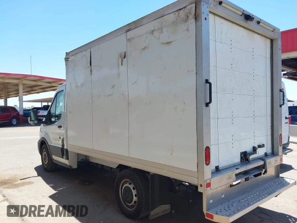 2020 Ford Transit z VIN 1FDBW5Z8XLKA32374, wystawiony jako IAAI lot #42468266 z przebiegiem 80 934 mil mil oraz . Historia ofert i sprzedaży dostępna na DreamBid. Obrazek 3.