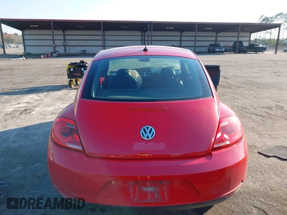 2013 Volkswagen Beetle Fender Edition z VIN 3VWJP7AT8DM674981, wystawiony jako IAAI lot #41685176 z przebiegiem 65 283 mil mil oraz . Historia ofert i sprzedaży dostępna na DreamBid. Obrazek 17.