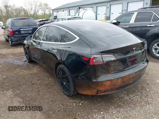 2018 Tesla Model 3 Long Range Battery z VIN 5YJ3E1EA7JF035546, wystawiony jako IAAI lot #42064239 z przebiegiem 113 210 mil mil oraz . Historia ofert i sprzedaży dostępna na DreamBid. Obrazek 3.