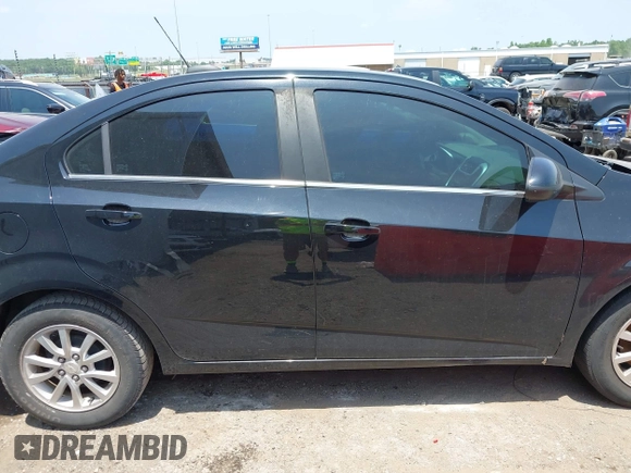 2018 Chevrolet Sonic LT z VIN 1G1JD5SH7J4119014, wystawiony jako IAAI lot #42320707 z przebiegiem 88 296 mil mil oraz . Historia ofert i sprzedaży dostępna na DreamBid. Obrazek 12.