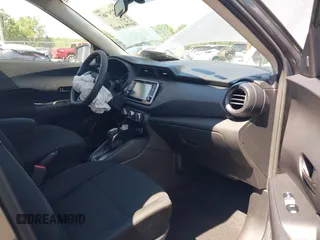 2024 Nissan Kicks S z VIN 3N1CP5BV7RL495539, wystawiony jako IAAI lot #42297467 z przebiegiem 45 734 mil mil oraz . Historia ofert i sprzedaży dostępna na DreamBid. Obrazek 5.