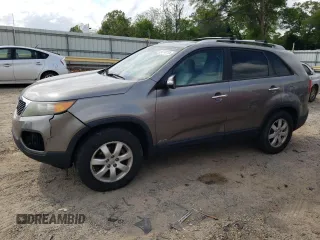 2012 Kia Sorento LX z VIN 5XYKTDA66CG209154, wystawiony jako Copart lot #54718715 z przebiegiem 234 230 mil mil oraz Czysty tytuł • Clean title. Historia ofert i sprzedaży dostępna na DreamBid. Obrazek 1.