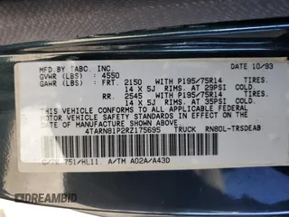 1994 Toyota Pickup DLX z VIN 4TARN81P2RZ175695, wystawiony jako Copart lot #50415385 z przebiegiem 258 048 mil mil oraz Szkoda całkowita • Salvage title. Historia ofert i sprzedaży dostępna na DreamBid. Obrazek 12.