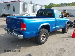 1999 Dodge Dakota z VIN 1B7GG26X3XS142920, wystawiony jako IAAI lot #42116843 z przebiegiem 300 139 mil mil oraz . Historia ofert i sprzedaży dostępna na DreamBid. Obrazek 4.
