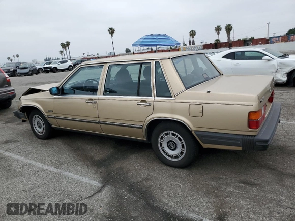 1987 Volvo 740 z VIN YV1FX8843H2178121, wystawiony jako Copart lot #55678015 z przebiegiem 105 881 mil mil oraz Czysty tytuł • Clean title. Historia ofert i sprzedaży dostępna na DreamBid. Obrazek 2.