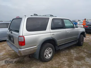 2000 Toyota 4Runner SR5 with VIN JT3GN86R0Y0159931, listed as a IAAI auction lot 40493131 with 200,277 mi miles and . Bid and sale history available at DreamBid. Image 4.