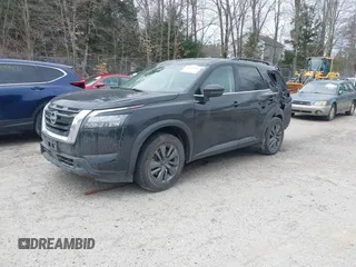 2023 Nissan Pathfinder SV z VIN 5N1DR3BC1PC245412, wystawiony jako IAAI lot #41914226 z przebiegiem 47 795 mil mil oraz . Historia ofert i sprzedaży dostępna na DreamBid. Obrazek 2.