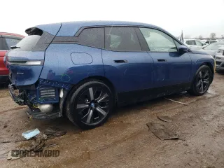 2023 BMW iX xDrive50 z VIN WB523CF04PCM84946, wystawiony jako Copart lot #47995414 z przebiegiem 6037 mil mil oraz . Historia ofert i sprzedaży dostępna na DreamBid. Obrazek 3.